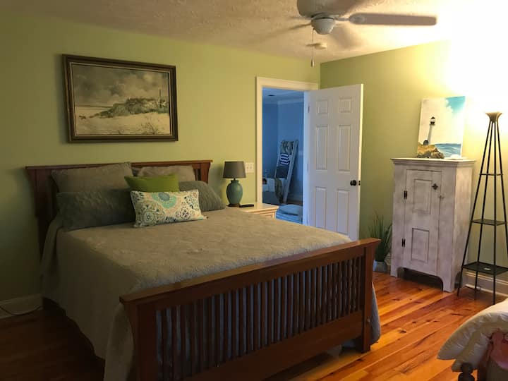 Segundo dormitorio: cama tamaño queen