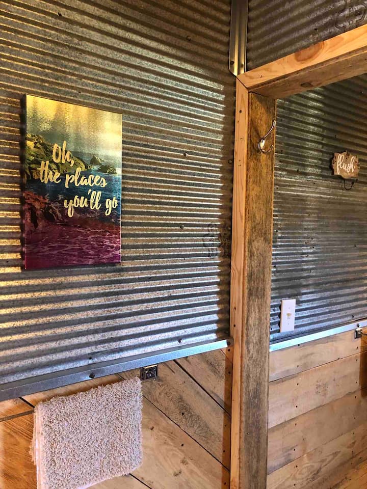 Delightful 1 Bedroom Peaceful Tiny House - Missouri