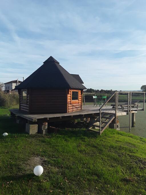 cabane sur un étang...bercé par les grenouilles
