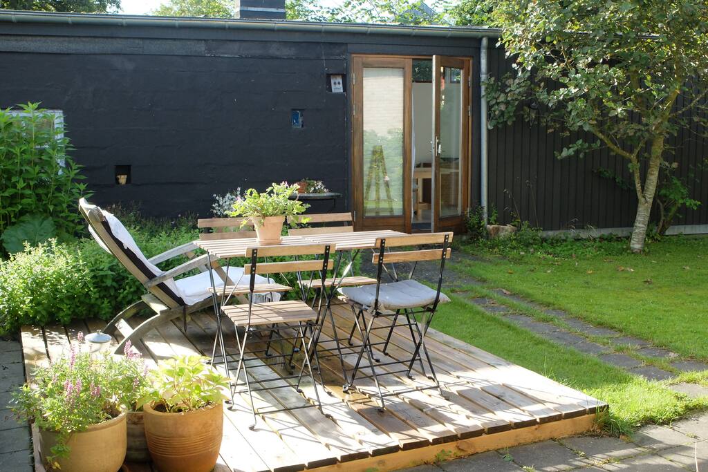 You can rest in the green backyard outside the annex