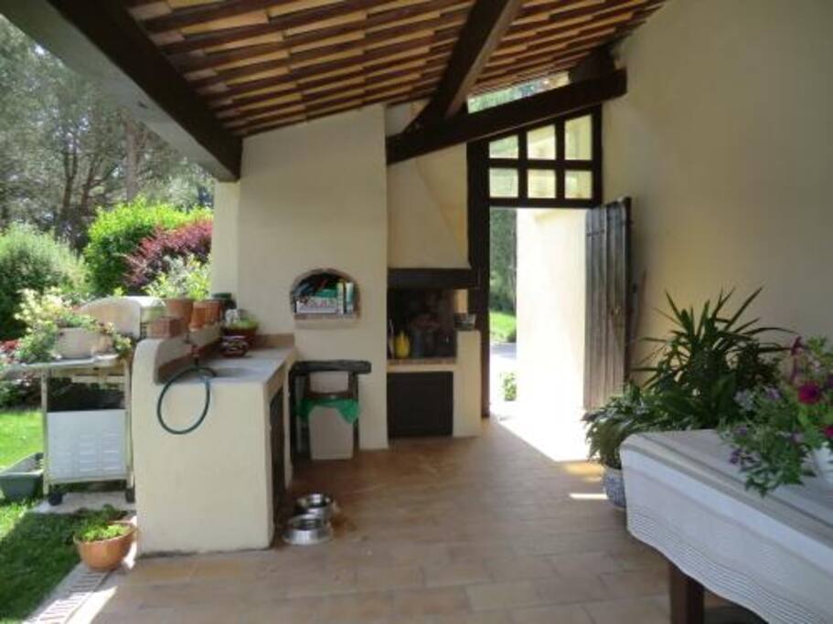cuisine d'été avec Barbecue Gaz et point eau