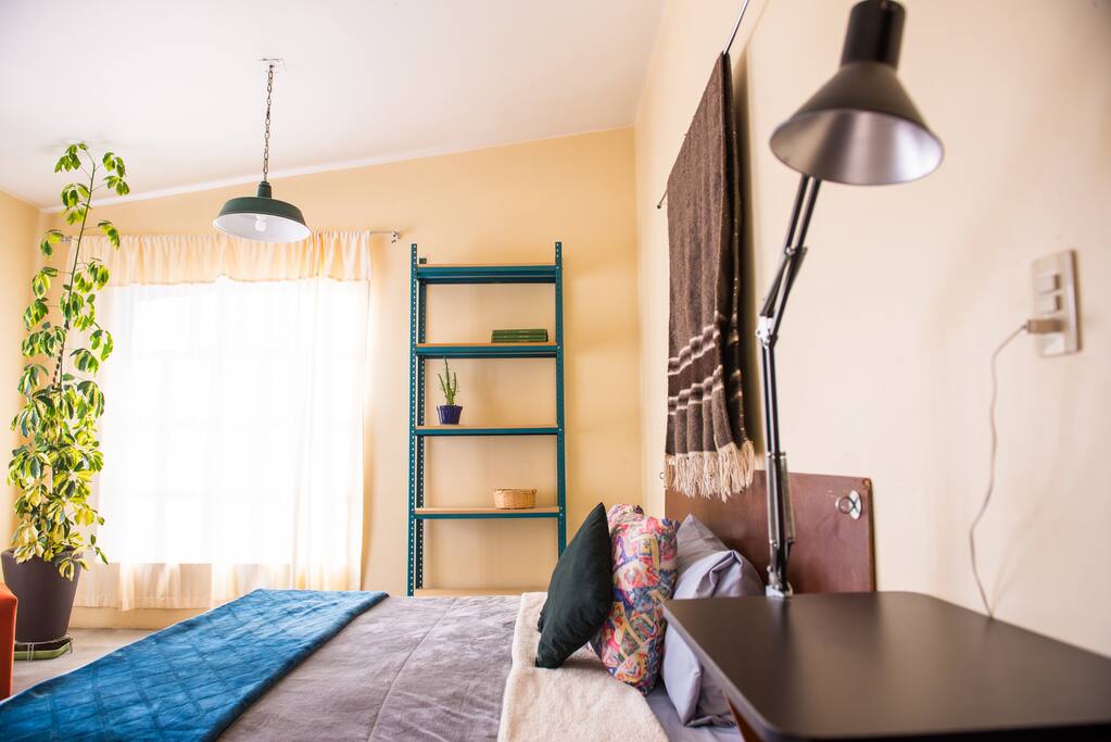 The Stone Room (one king-sized bed) || Habitación La Obsidiana (una cama king size)