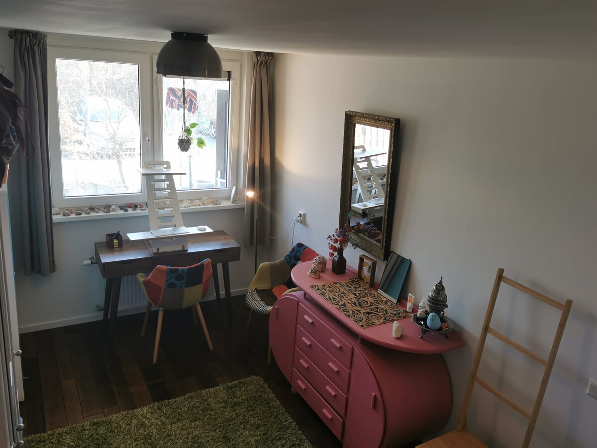 חדר נוסף בקומת הקרקע עם נוף לחצר האחורית.
הנה מיטת יחיד ומזרן נוסף. יש גם שולחן קטן ואופני כושר.