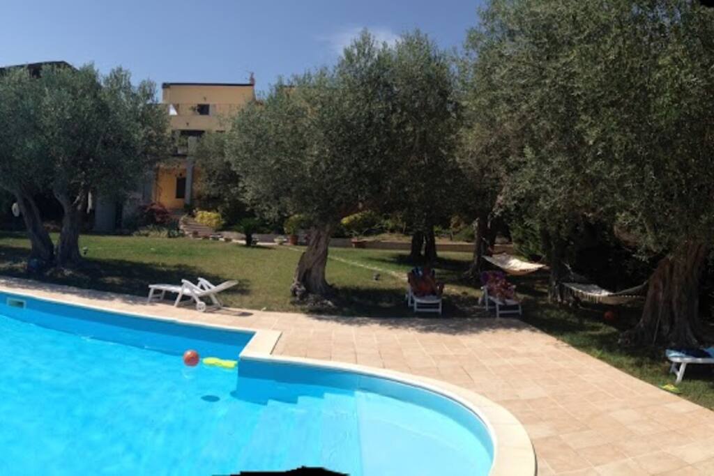Panoramica della struttura ripresa dal giardino con piscina