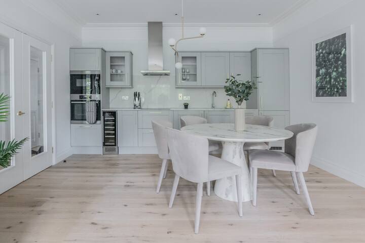 DELUXE MANN Kensington 3 bedroom Apartment gallery image 4