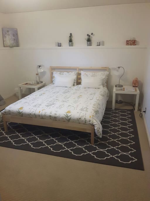 Bright comfortable private room with Queen size bed