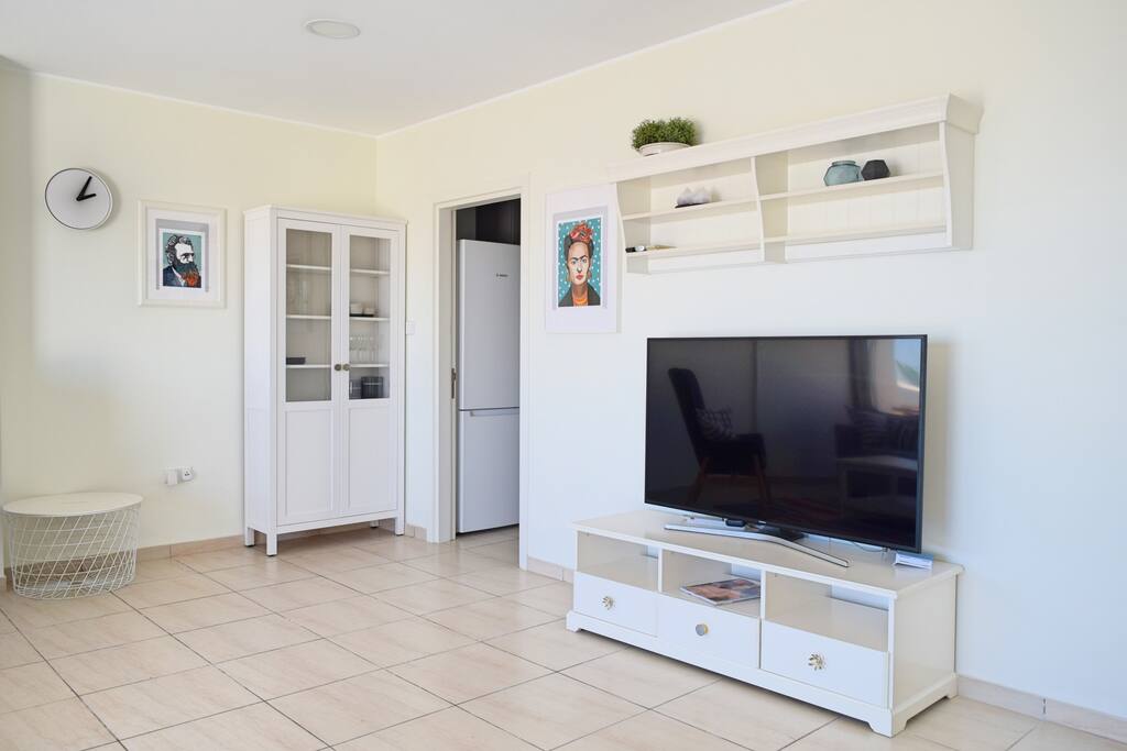Flat-screen TV and free Wifi
