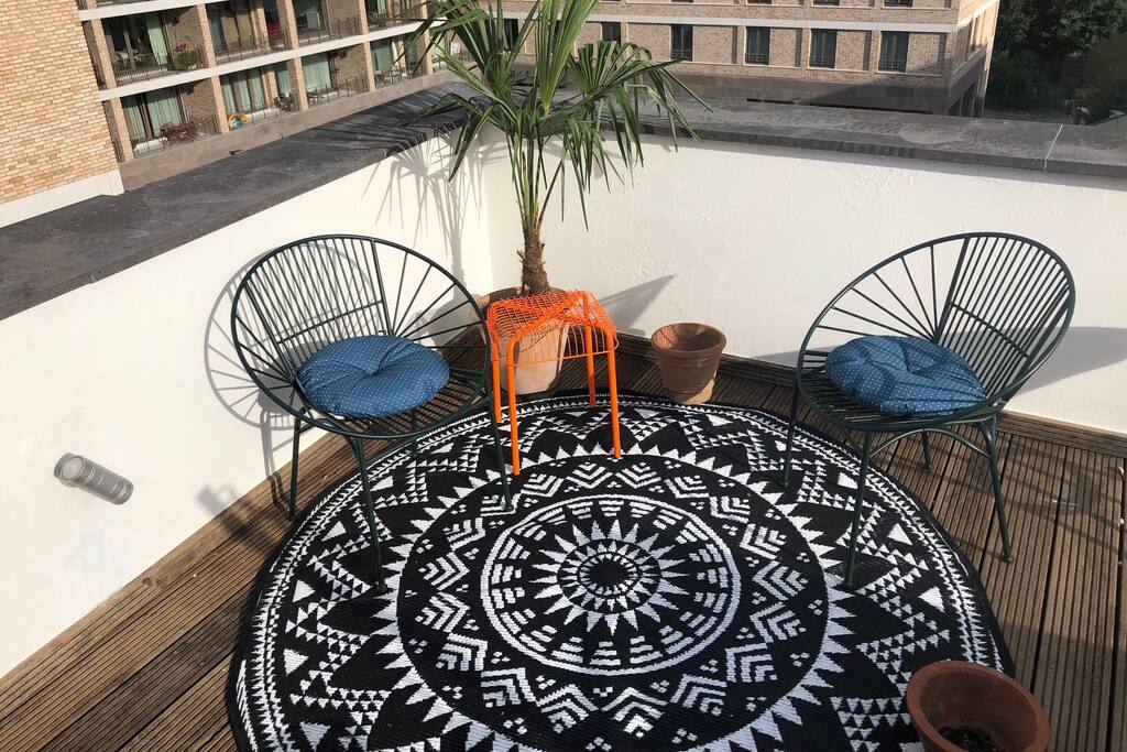 south facing terrace to chill out with a drink ...