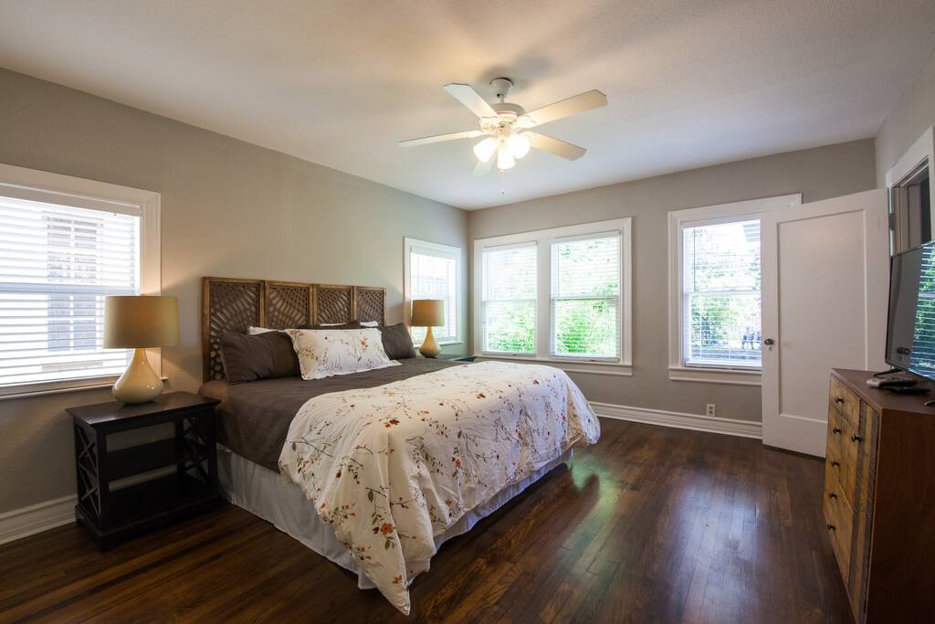 Master Bedroom with 40 inch
TV and comfy king size bed