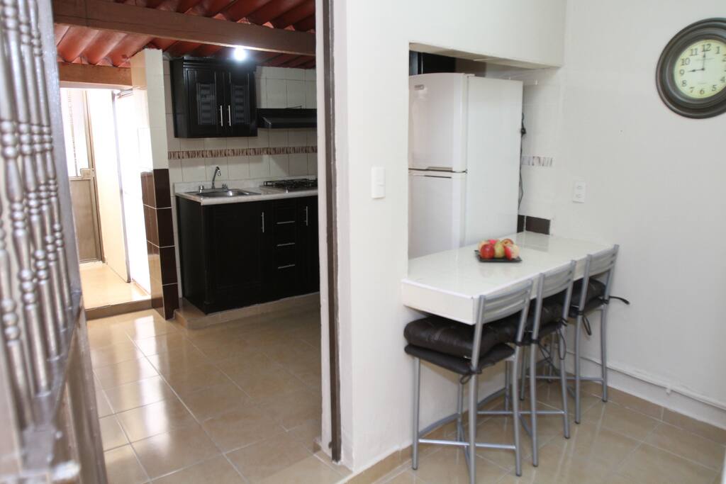 Cocina y barra para comer