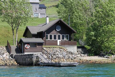 1 Great cabin right at the shore of Åkrafjorden