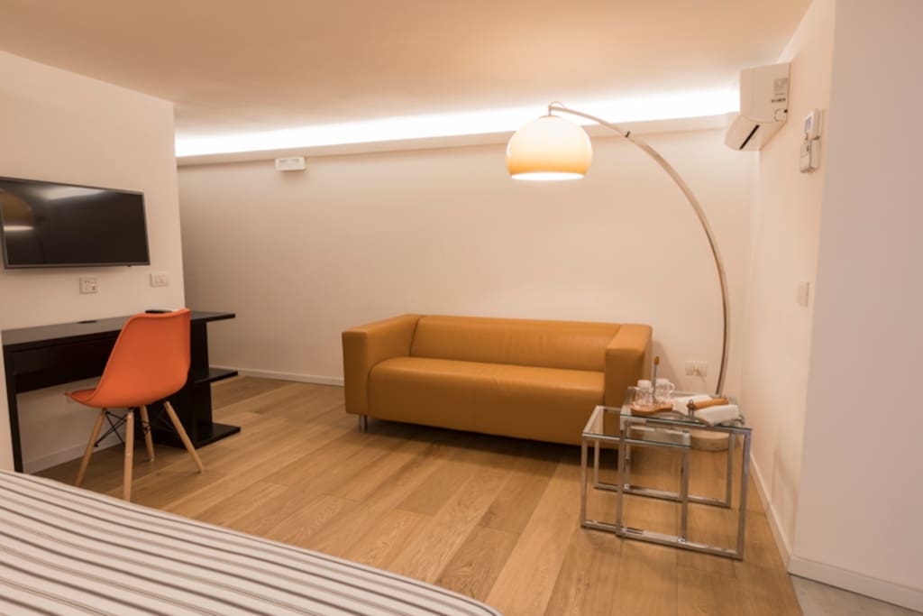 Zona soggiorno vista da zona letto / balcone _Casa Fabrizio, Gradoni di Chiaia - Napoli