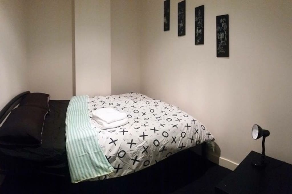 Private double bedroom with Vietnamese lacquerware as food for thought!