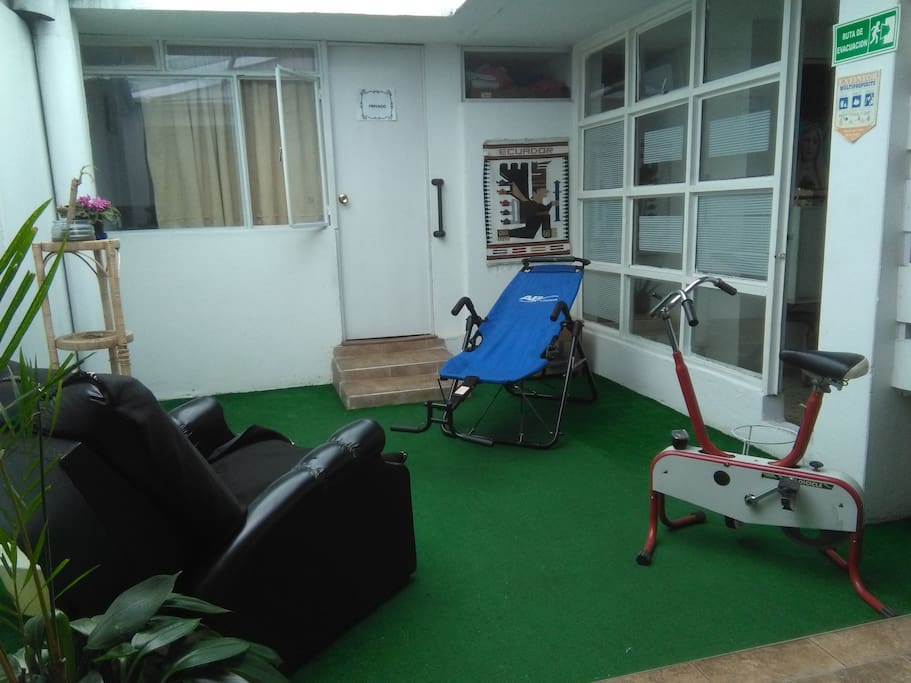Tenemos esta zona muy iluminada bajo techo para gimnasia activa con maquina para abdominales y bicicleta estatica y con una colchoneta de vibromasaje de 8 motores, para gimnasia pasiva. O si lo prefieres este sitio sera solo para relajarte
