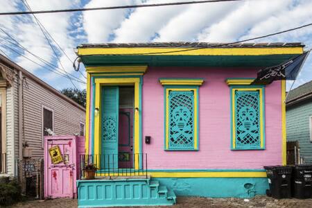 Private + Spacious + Clean  / Walk to FQ!