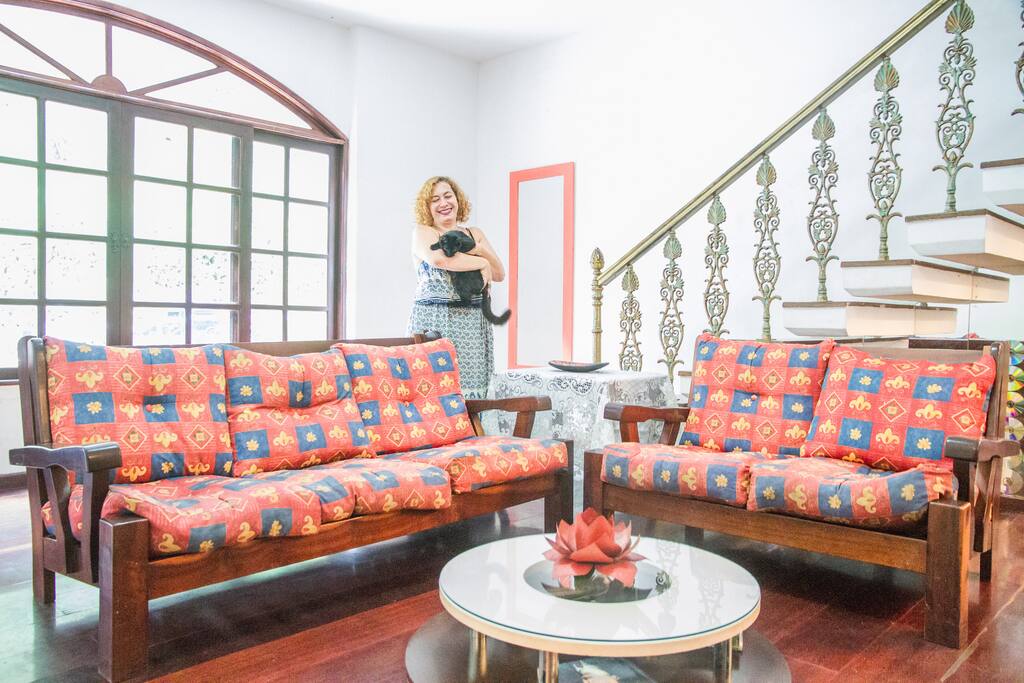 Sala de ester arejada e aconchegante.