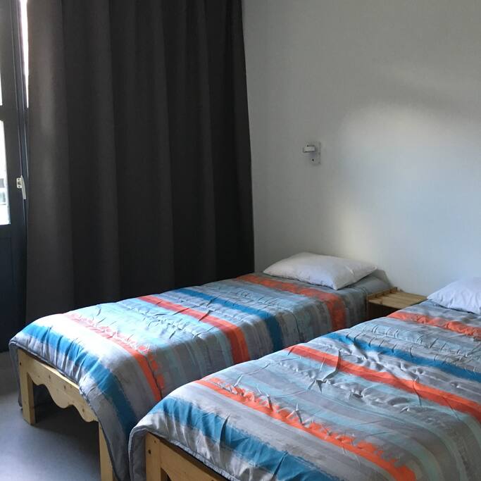 Chambre avec 2 lits d'une personne - possibilité d'avoir un lit 140 dans d'autre logement