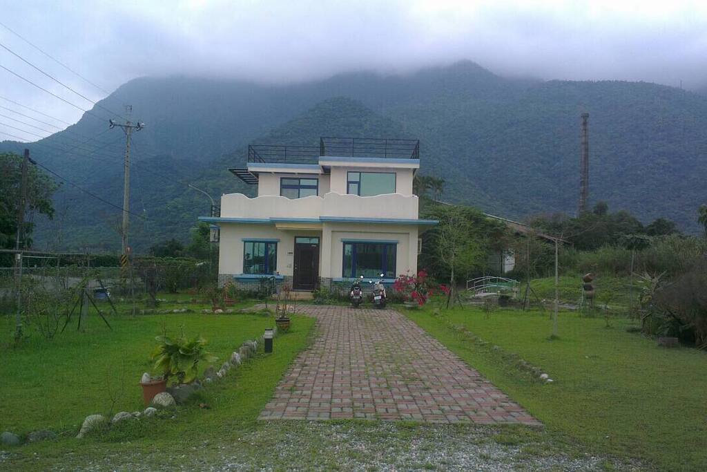 這是透天兩層樓建築物,樓上與樓下是完全獨立式,互不干擾,樓上為西式兩房,樓下也有兩房,ㄧ個為King Size大套房,另外一房為日式大通舖,頂樓可觀景遠眺。戶外有2個魚池、屋前有花台、屋後有果園。