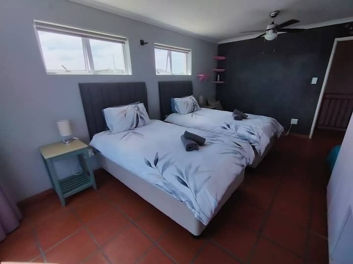 ชั้นบนห้องนอน 3: เตียง 3 ส่วน (x2) พร้อม BIC