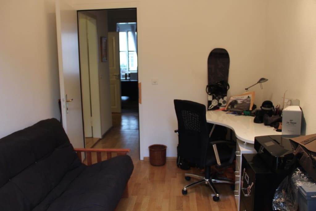 Office/Guest room: desk to work