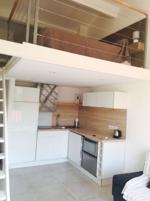 cuisine ouverte et chambre en mezzanine