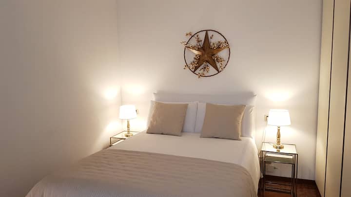 Iná verzia menšej manželskej postele s bielou a zlatou bielizňou