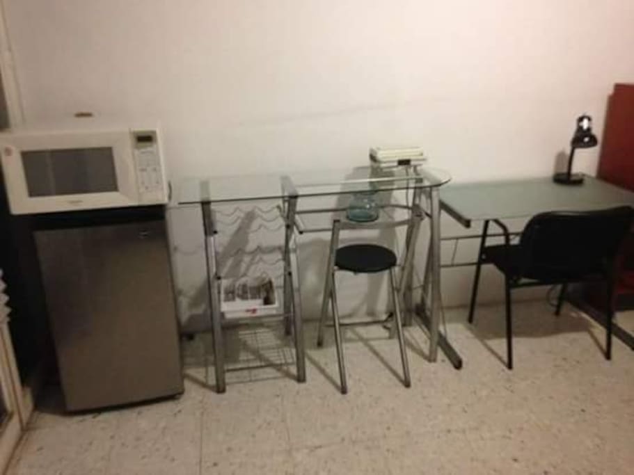 La habitación cuenta con servibar, una practica barra para alimentos, servicio de cafe y the