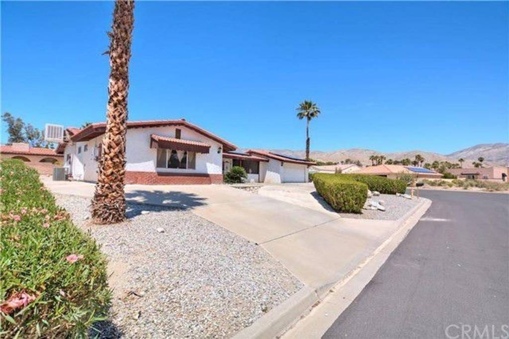 Golf Community Home Driveway