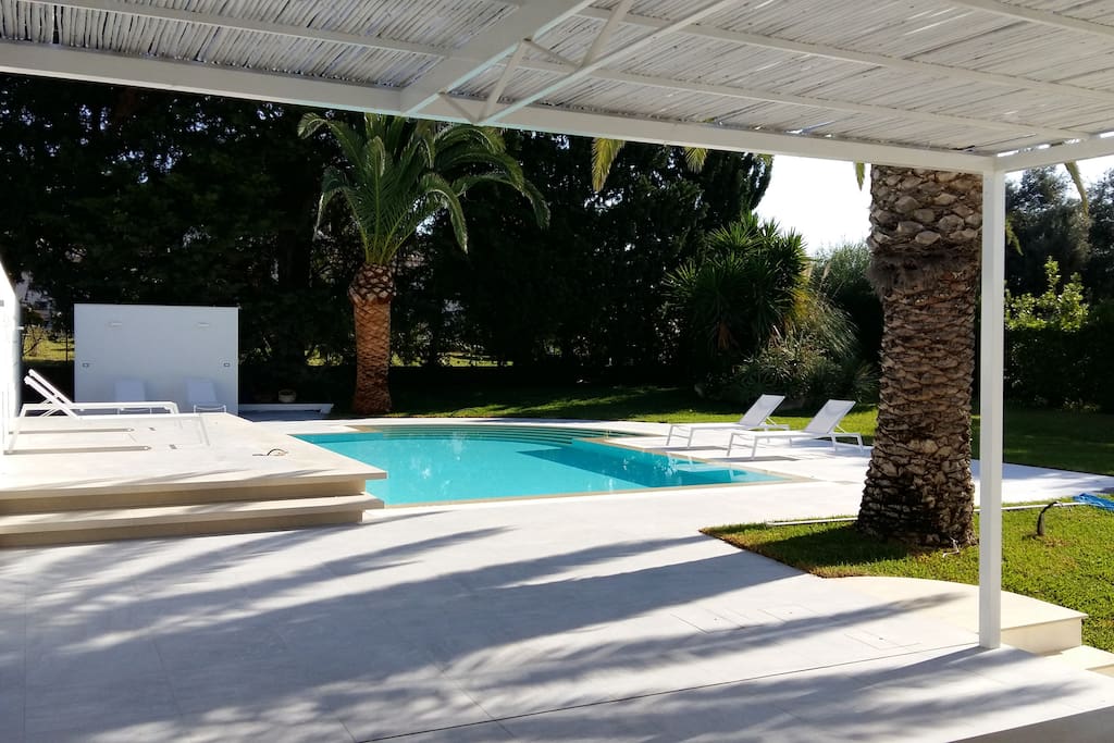 piscina immersa nel verde