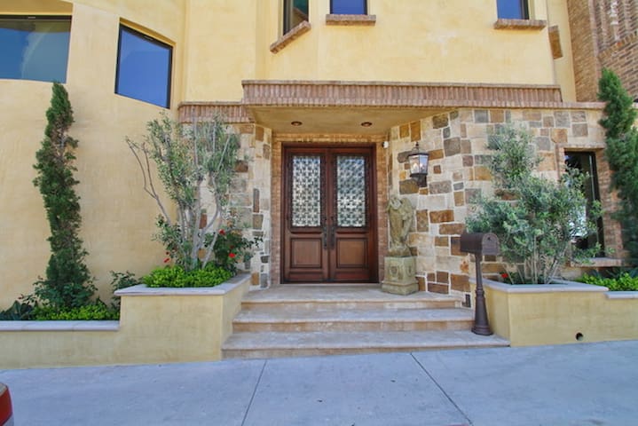 PENINSULA BEACH HOME gallery image 2