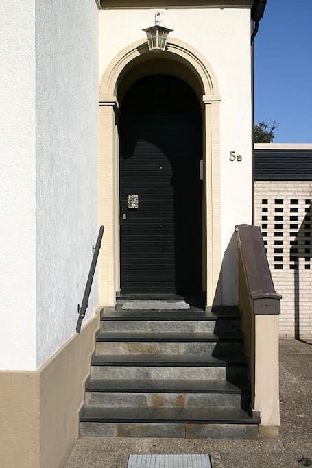 Eingang zum Haus (Wohnung im Hochparterre, 5 Treppenstufen, wie auf dem Bild zu sehen)