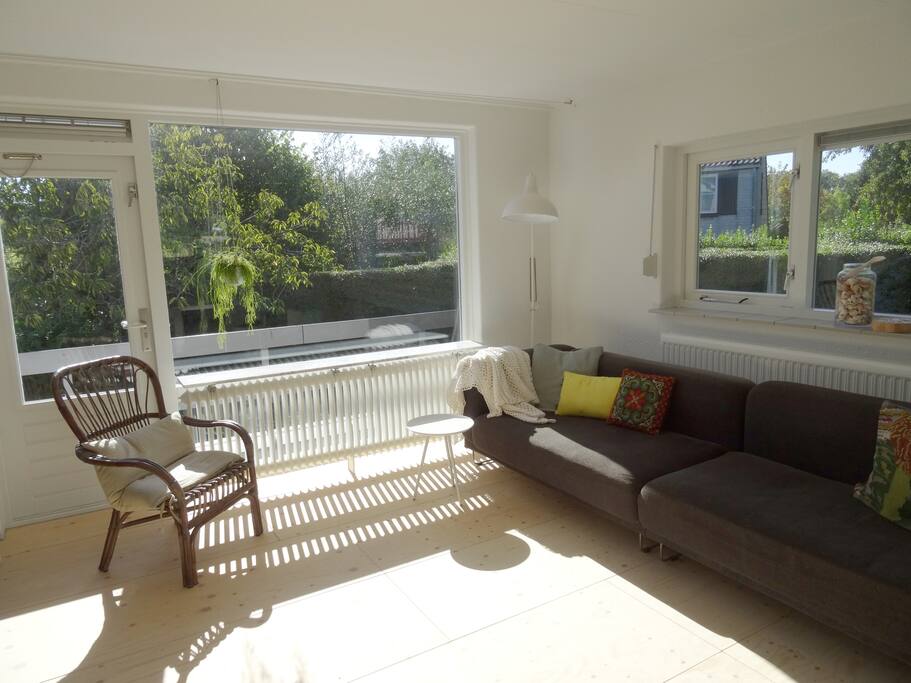 De zonnige woonkamer met balkon.