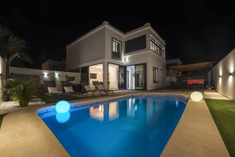 Villa Flamboyan. Cimatized Pool, Jacuzzi and A.C