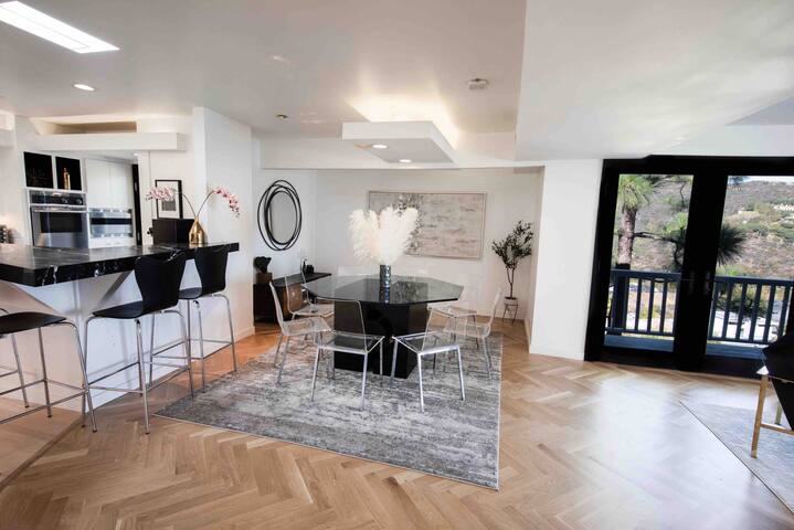 Luxury Brentwood Home with Stunning Views gallery image 2