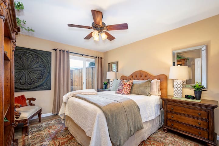 客房# 2标准双人床和滑动玻璃门通往后围栏庭院