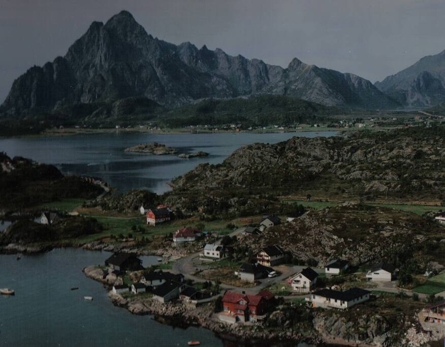 I bakgrunnen ser vi fjellet Vågakallen, 942 m.o.h.