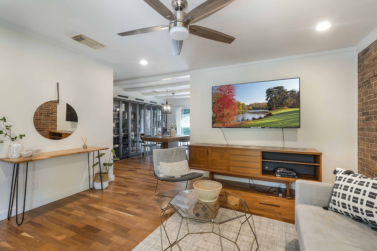 Sunny SoCo House: Explore Austin with Ease!