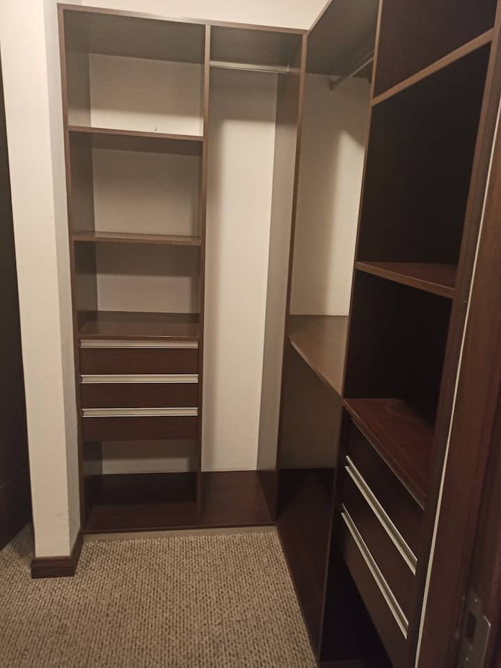 Cómodo vestidor para que pueda organizar sus prendas.
