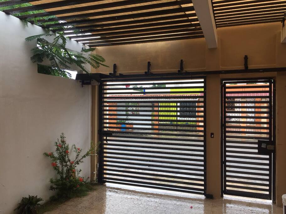 La casa es totalmente segura ya que cuenta con proteccionismos por todos los accesos.