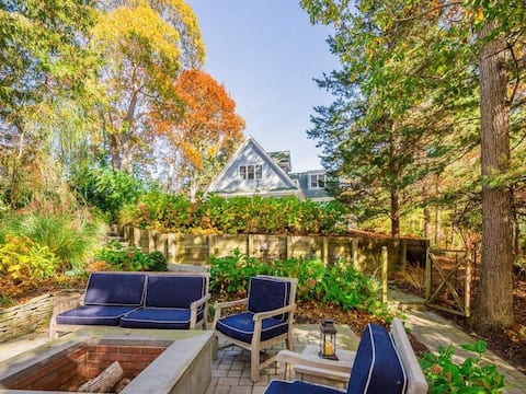 Stunning Southampton home with Pool & Dock