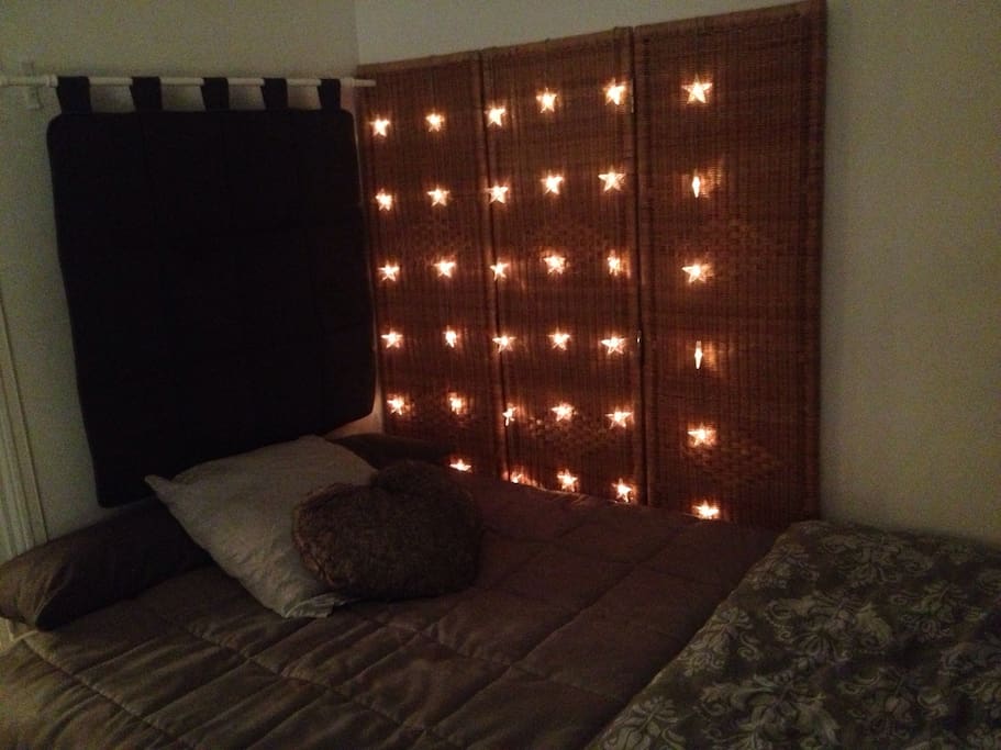 Le coin nuit. Lit double. Sur la gauche de la pièce salon/chambre.
