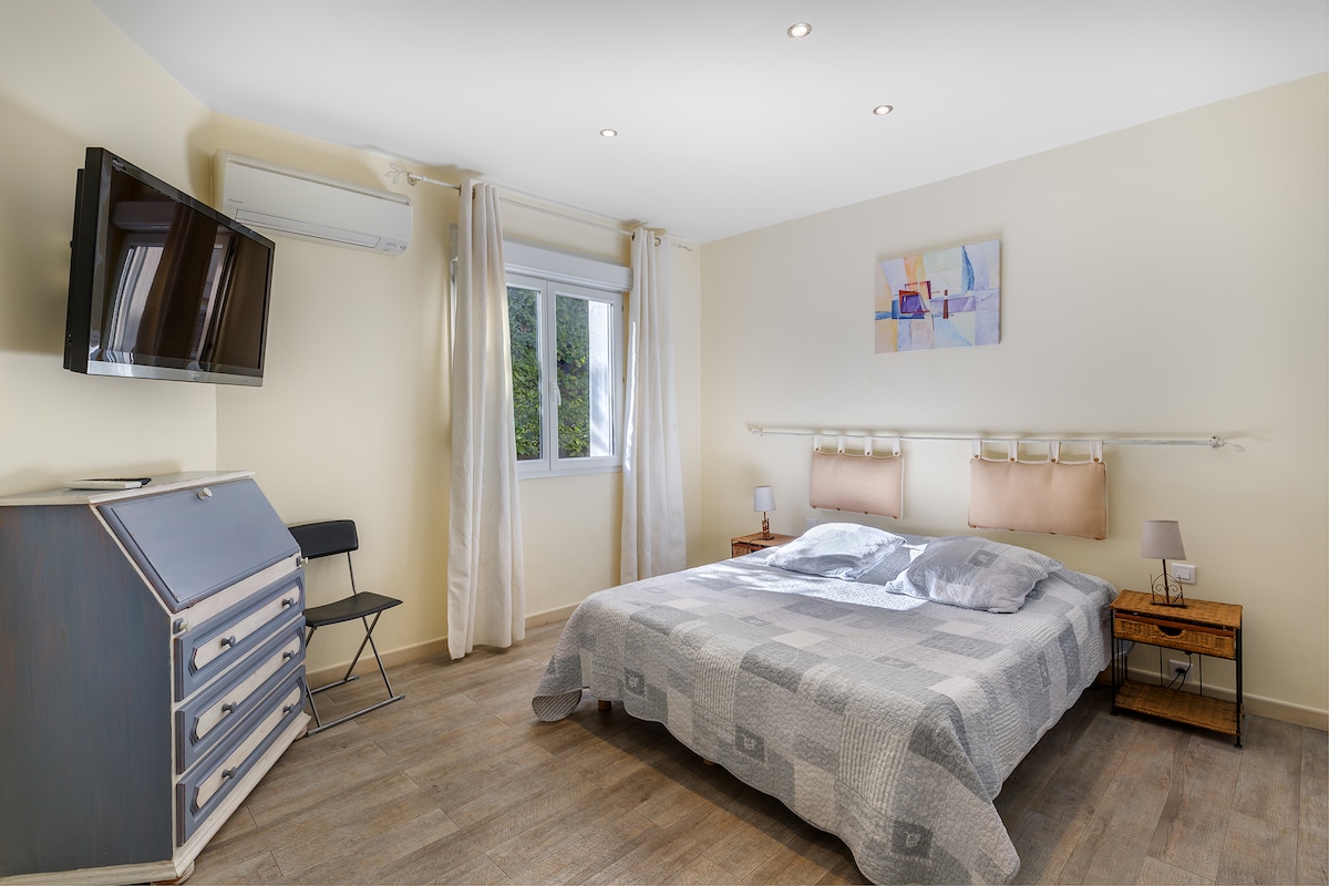 Dhomë gjumi me dush dhe tualet