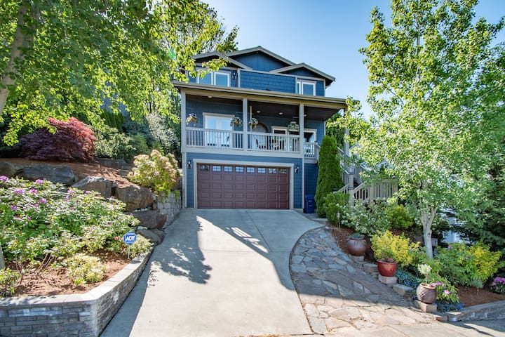 Beautiful Seattle Home in Quiet Magnolia