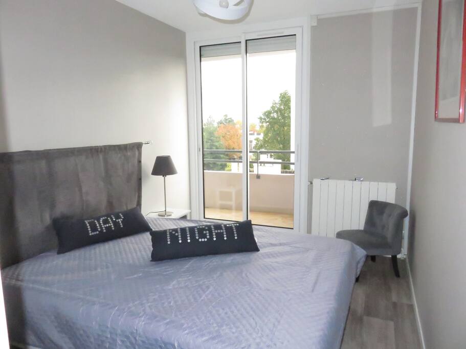 La chambre avec le lit en 160