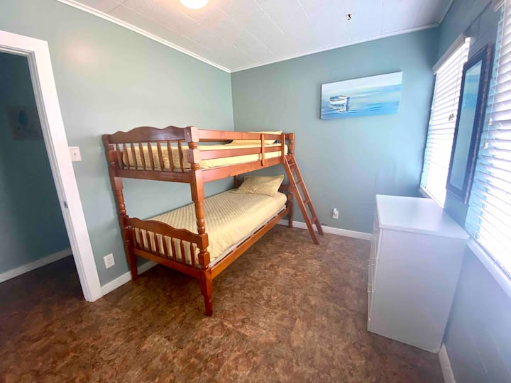 Dormitorio 4 con literas individuales.