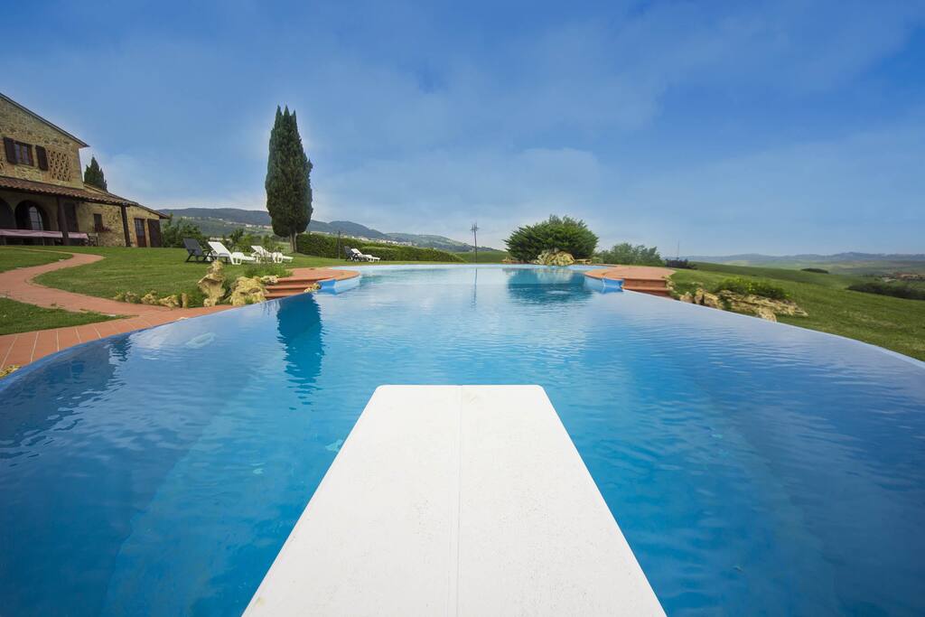 piscina a sfioro con vista panoramica