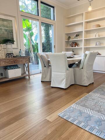 Sydney Northern Beaches Waterfront holiday house gallery image 4