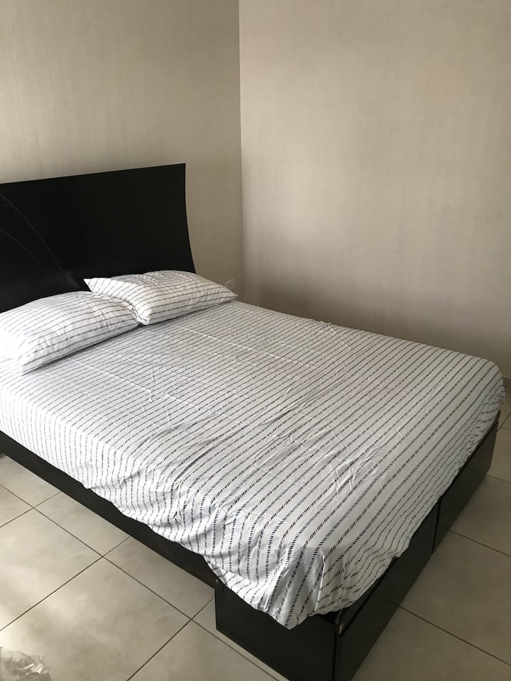 เตียงควีนไซส์พร้อมหมอนผ้าปูที่นอนและปลอกหมอน 2 ใบ