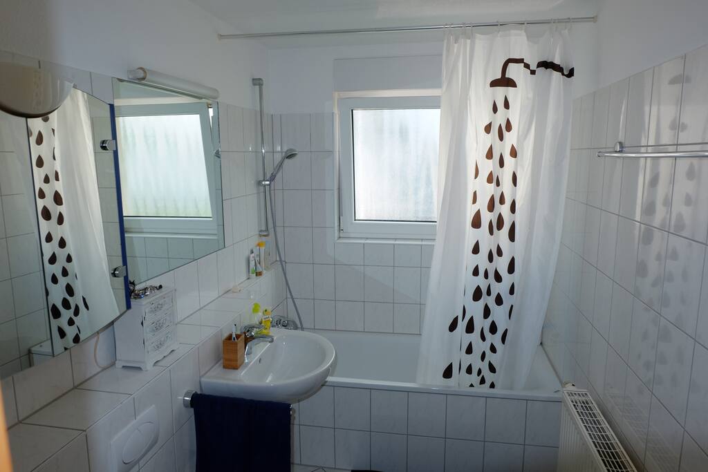 Badezimmer mit Toilette, Waschmaschine, Badewanne