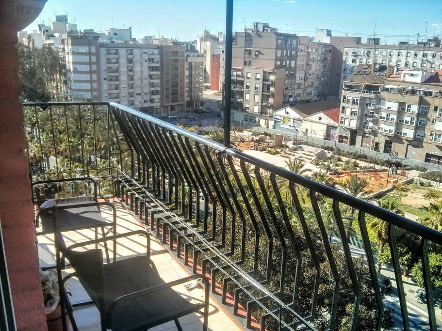 Terraza soleada rodeando la casa